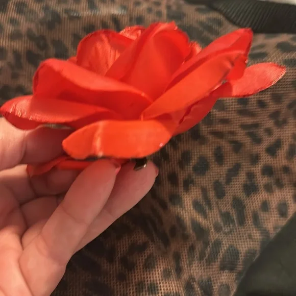 Red rose hair accessory - Picture 3 of 3